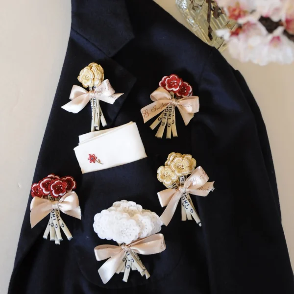 Fiori all’occhiello sartoriali G. Inglese realizzati a mano all'uncinetto.