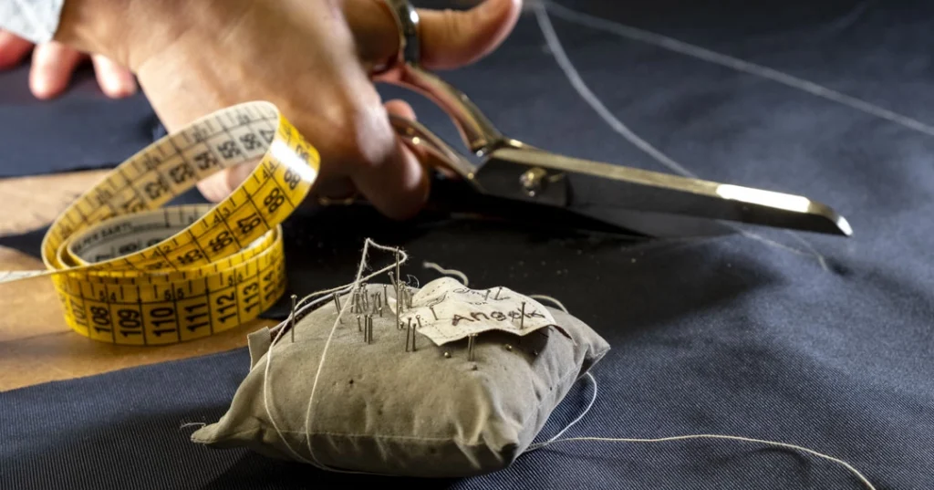 Dettaglio sartoriale fatto a mano G. Inglese, esempio di eccellenza artigianale italiana.
