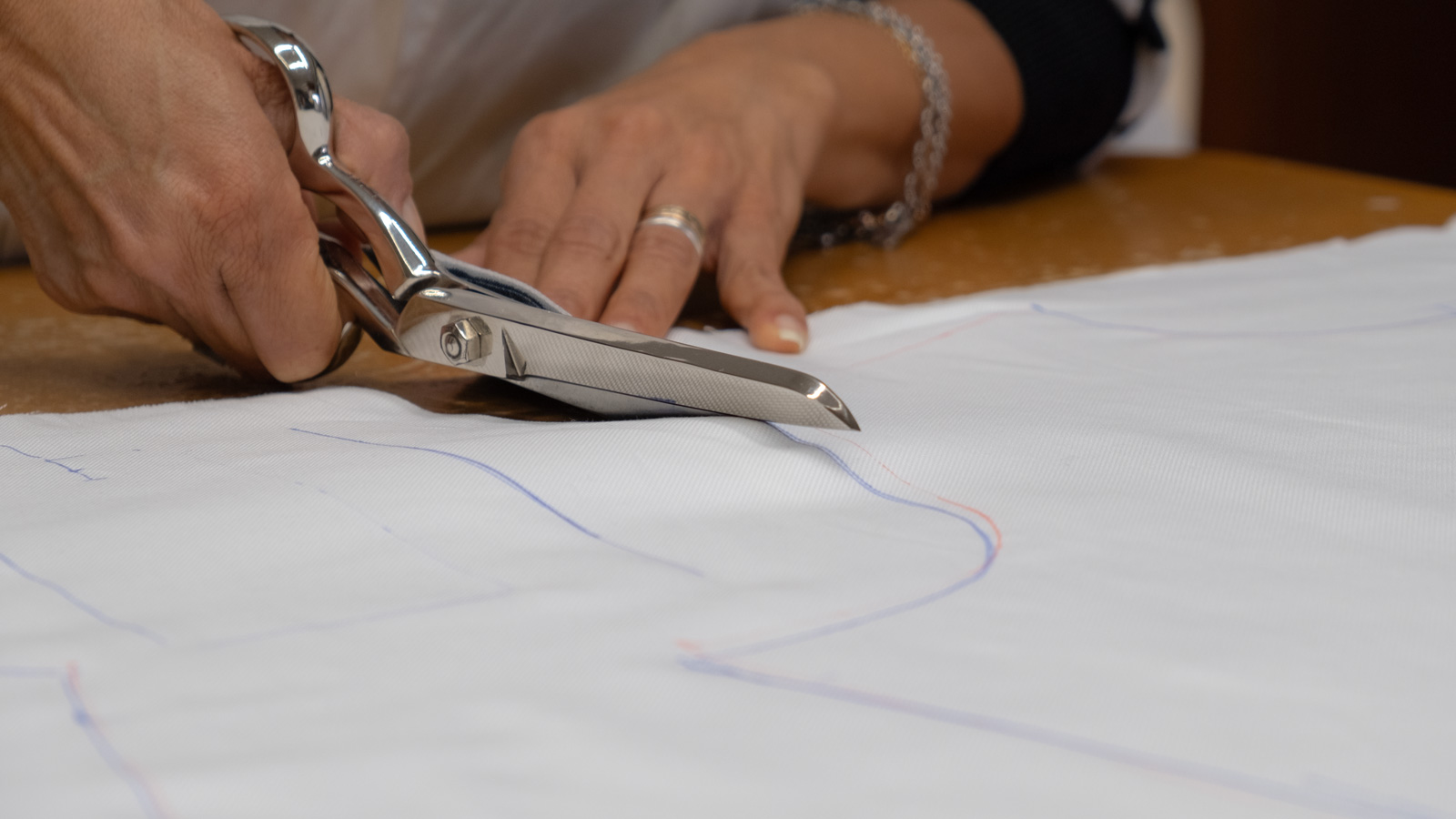 Hand-cut white Oxford shirt at the G. Inglese atelier.